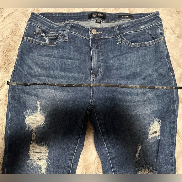 Judy Blue Distressed Frayed Hem Skinny Jeans Size 13/31 - Picture 4 of 13